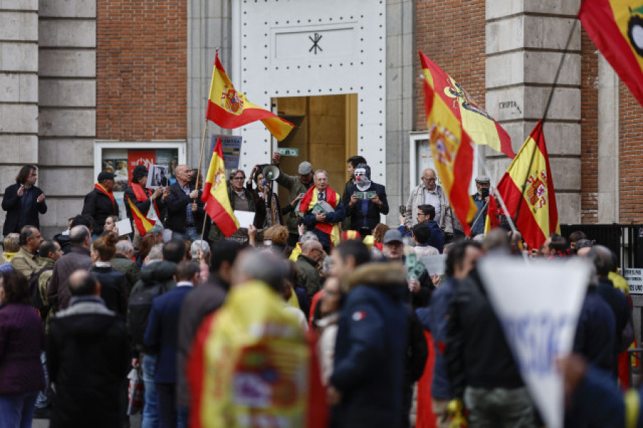 Concentración a favor y en contra de Pedro Sánchez en Ferraz