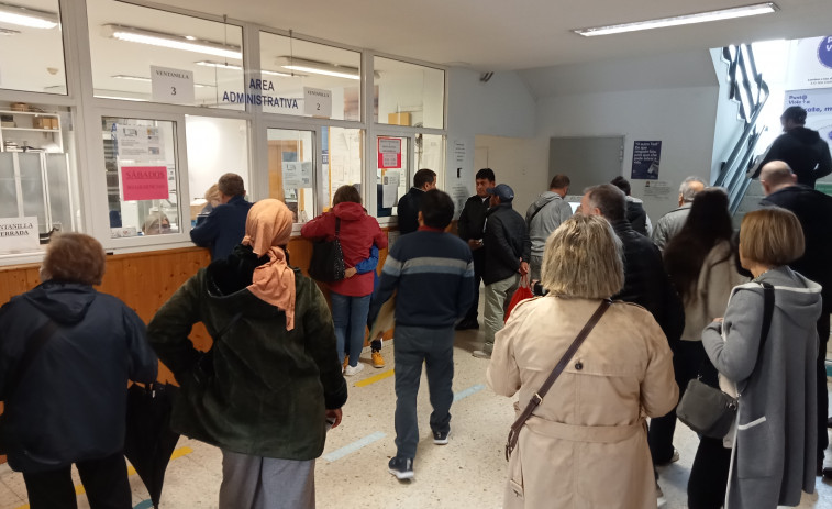 Sanidade reforzó ocasionalmente ayer con dos médicos el turno de mañana del centro de salud de Ribeira