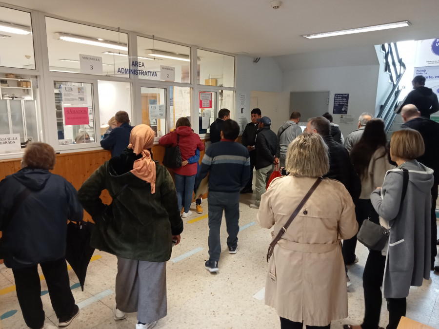 Sanidade reforzó ocasionalmente ayer con dos médicos el turno de mañana del centro de salud de Ribeira