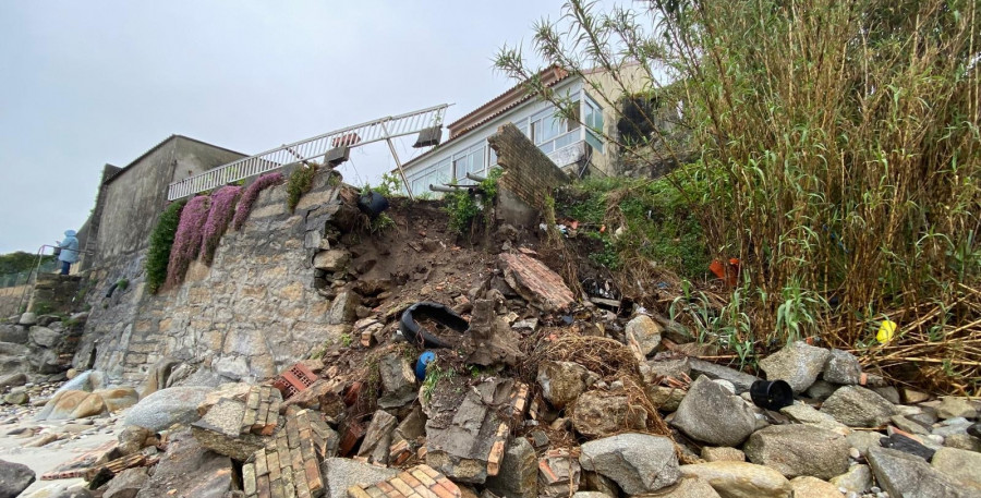 Nuevo derrumbe en A Carabuxeira: Cae parte del jardín de una vivienda