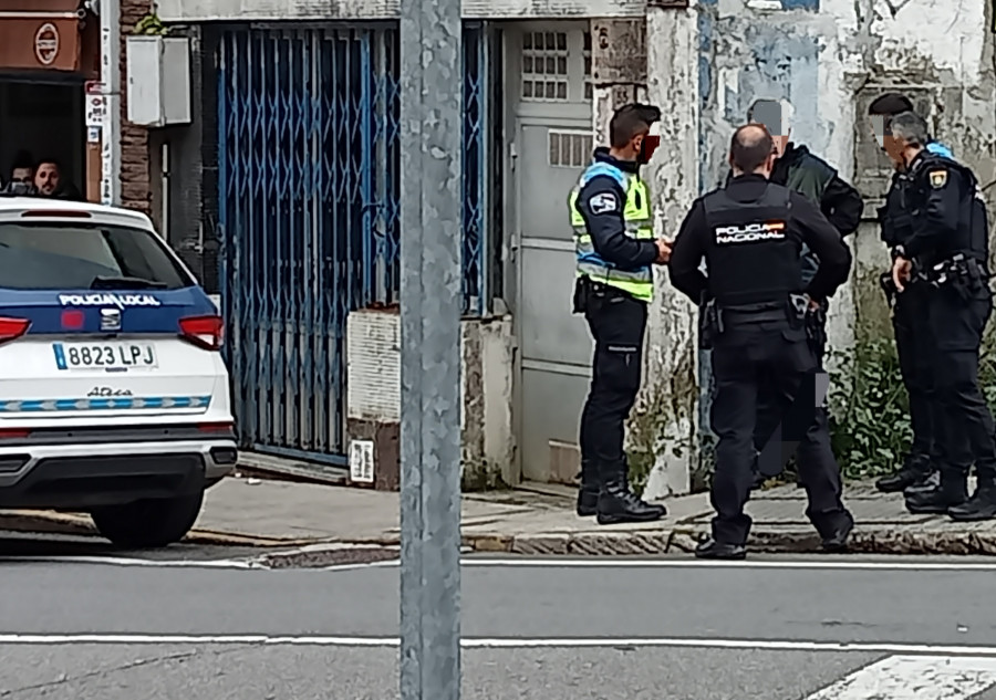 Dos individuos propinan una paliza a un hombre tras meterlo dentro del portal del edificio okupa de Abesadas