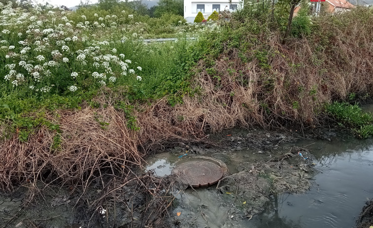 Detectan que el vertido de aguas fecales al regato en Artes es de un aliviadero de un bombeo de la depuradora