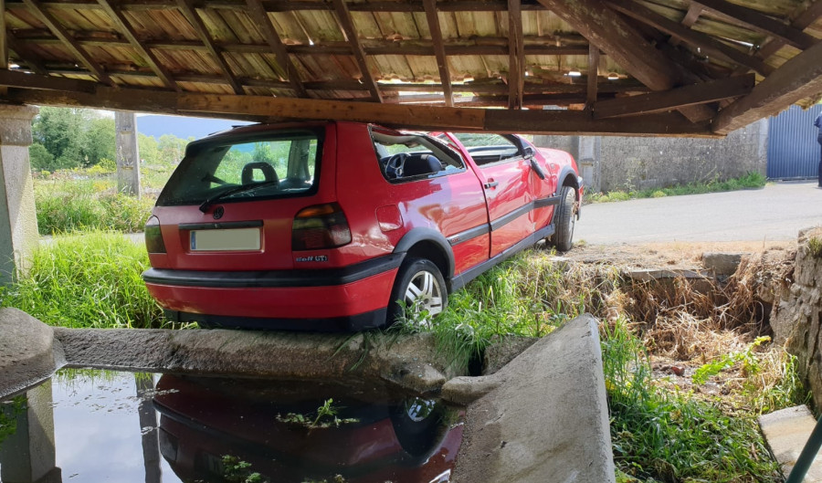 Un coche acaba dentro de un lavadero de Cambados tras salirse de la vía