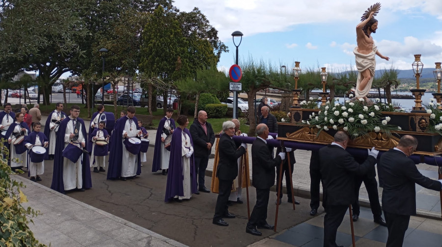 Estrenada en procesión la imagen de Jesús Resucitado que la Irmandade da Paixón de Cristo no pudo sacar en Semana Santa por la lluvia