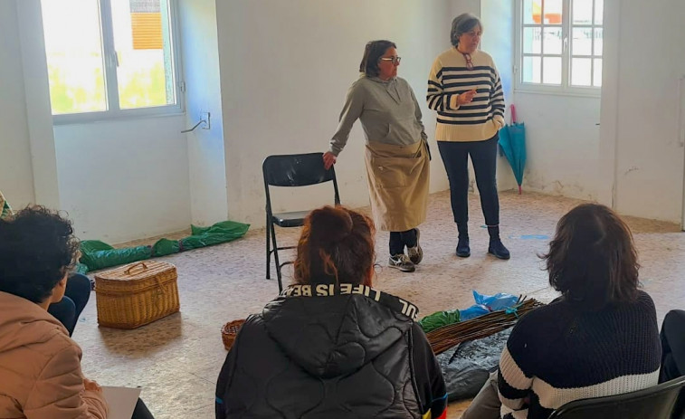 Diez personas inician en O Campiño un taller artesanal de cestería, dentro de la programación “Feito coas túas máns”