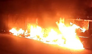 Arden por completo de madrugada cuatro contenedores de basura en la Rúa Fernández Varela de A Pobra pero logran salvar un coche cercano