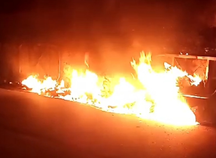 Arden por completo de madrugada cuatro contenedores de basura en la Rúa Fernández Varela de A Pobra pero logran salvar un coche cercano
