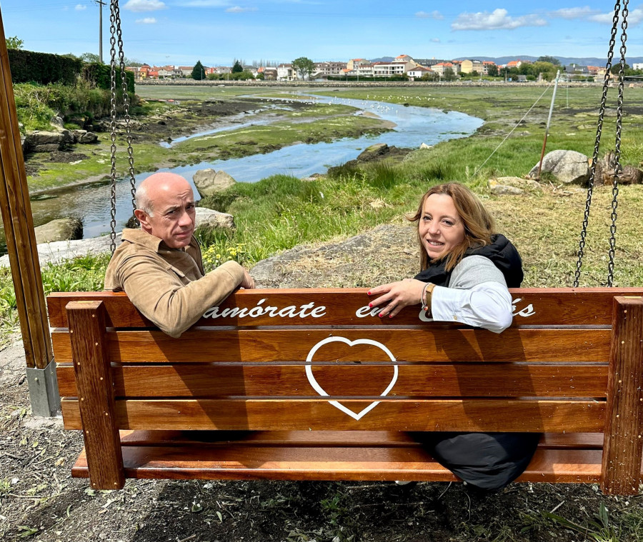 “Namórate en Currás”: Vilanova estrena nuevo banco-columpio con vistas