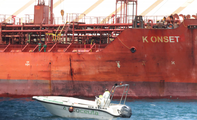 El petrolero que vertió litros de fuel en el puerto de Ceuta salió de Vilagarcía