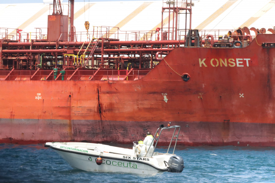 El petrolero que vertió litros de fuel en el puerto de Ceuta salió de Vilagarcía