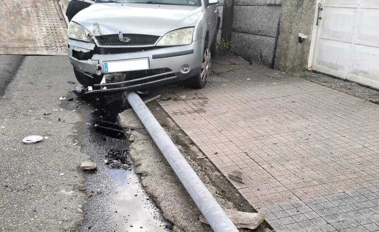 Un hombre resulta herido tras un choque contra una farola en Pontearnelas