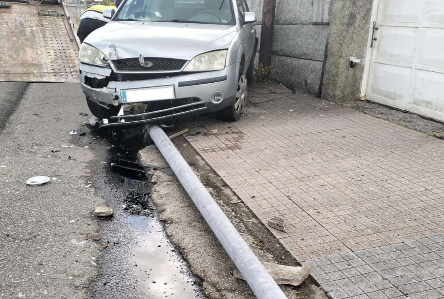 Un hombre resulta herido tras un choque contra una farola en Pontearnelas