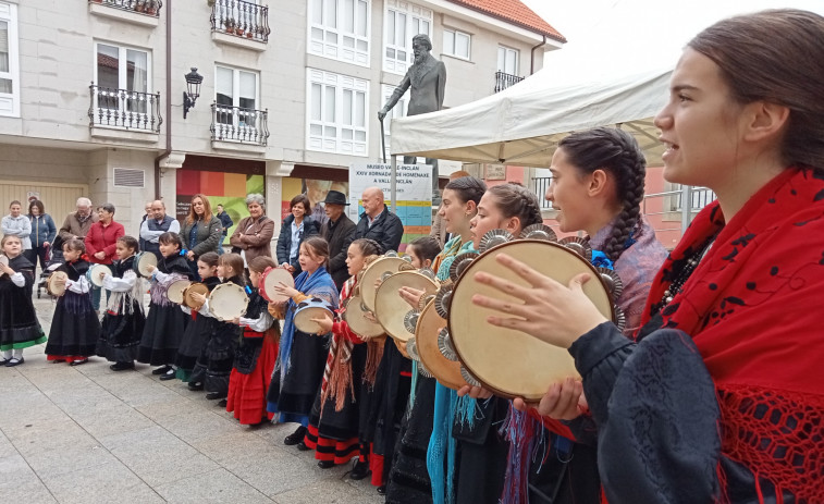 Folclore y Letras Galegas irán de la mano este domingo en el festival de la asociación “Caramiñas” de A Pobra