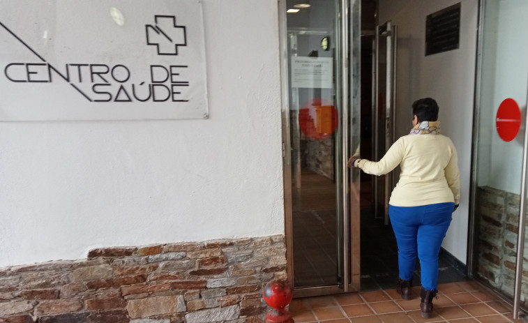 La crítica situación por falta de médicos del centro de salud de Ribeira llega a los tres consultorios periféricos