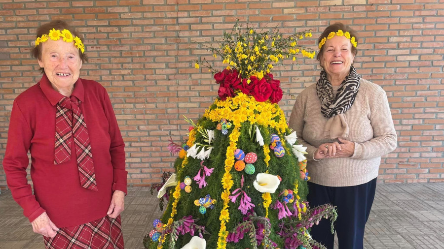 Vellos Tempos celebra la Festa dos Maios con composiciones florales y tradicionales coplas