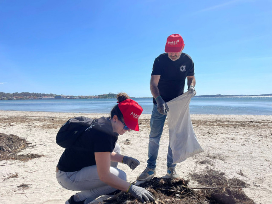 El proyecto Mares Circulares de Coca-Cola limpia el litoral gallego con un centenar de voluntarios