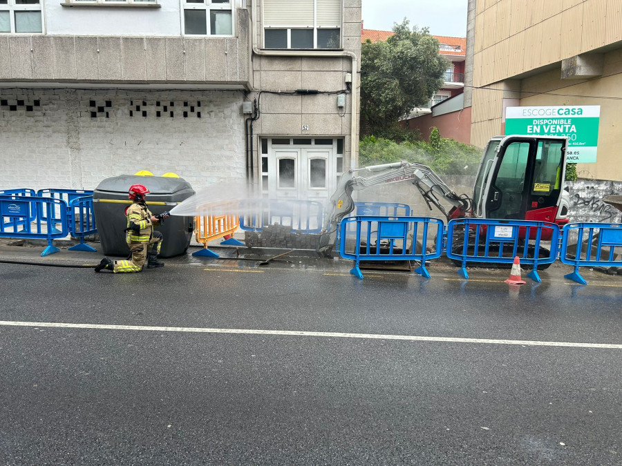 Un escape de gas, por la rotura de una tubería, provoca cortes de tráfico en el centro de Sanxenxo