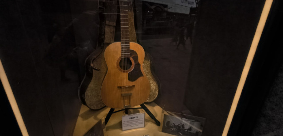 La guitarra perdida de John Lennon reaparece para batir récords de subasta