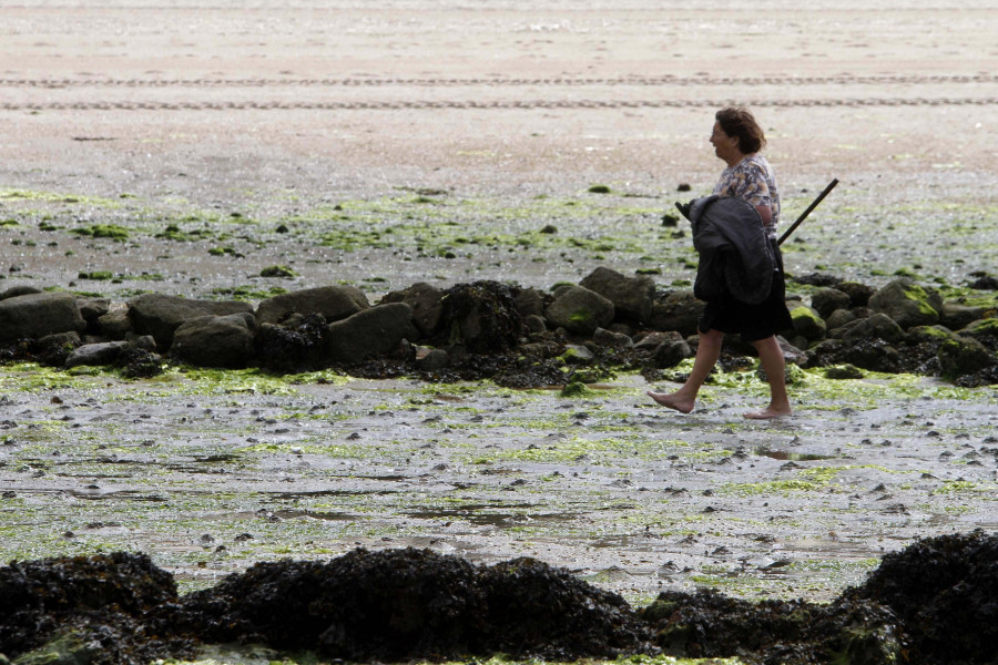 Las mariscadoras de Carril prolongan hasta julio el cierre de la playa