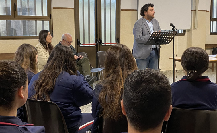 Del Parlamento al cole: Marta Rodríguez y Julio Torrado explican su experiencia a los alumnos de las Filipenses