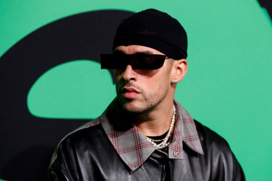 Bad Bunny cambia el micrófono por el bate