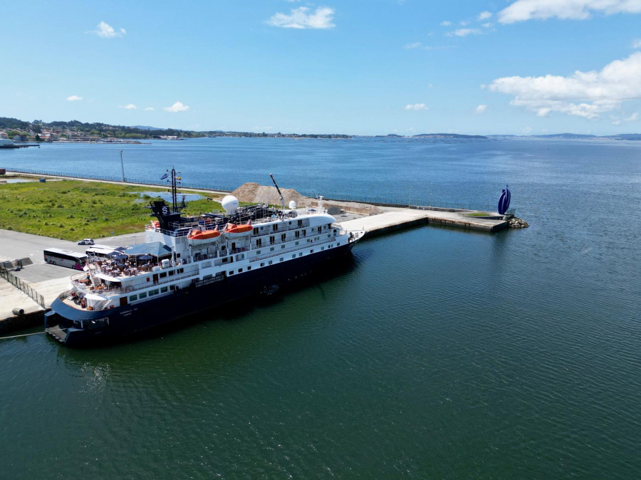 El "Hebridean Sky" abre la temporada de cruceros en Vilagarcía