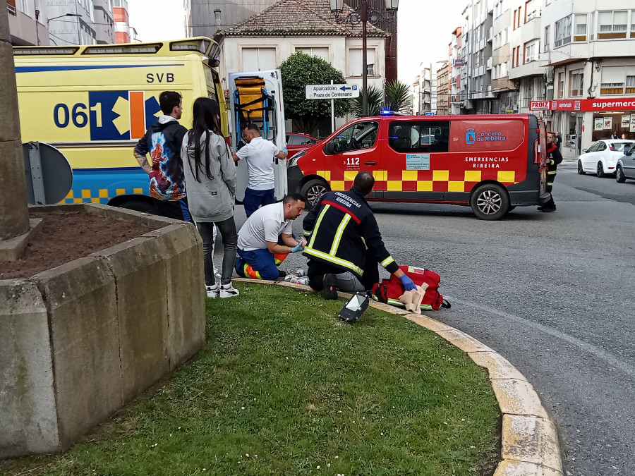 Herida una mujer al ser atropellada cuando atravesaba por medio de una rotonda en Ribeira