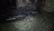 Plantan fuego a unas sillas de plástico de terraza hostelera en la Rúa María Mariño, de A Pobra