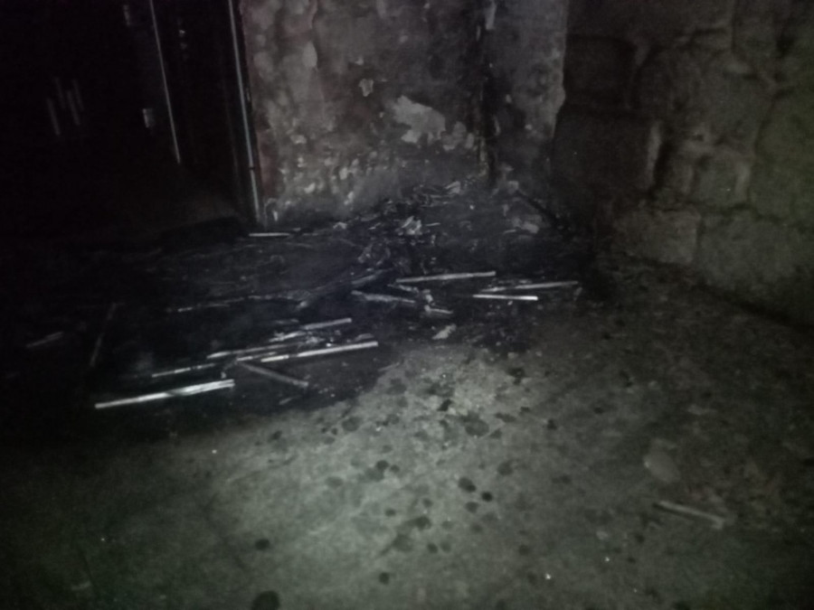 Plantan fuego a unas sillas de plástico de terraza hostelera en la Rúa María Mariño, de A Pobra