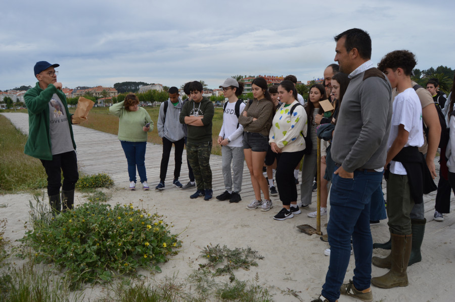 Alumnos del IES de Sanxenxo participan en la retirada de especies invasoras en Baltar