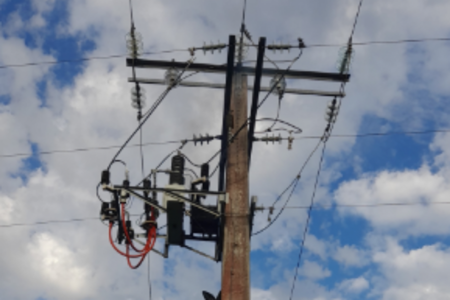 Registrados sendos incendios en un transformador eléctrico en Olveira y un contenedor en Carreira, en Ribeirra