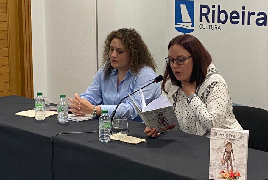 Patricia Torrado Queiruga presentó en Ribeira su poemario “Ouveos fractais” en un concurrido centro Lustres Rivas