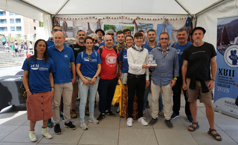 El alcalde de Ribeira busca la inspiración en el Itsas Festibala de Pasaia para el Encontro de Embarcacións Tradicionais de Galicia en 2025
