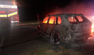 Un incendio calcina un coche de gama alta y tres contenedores en el lugar de Cabío, en A Pobra