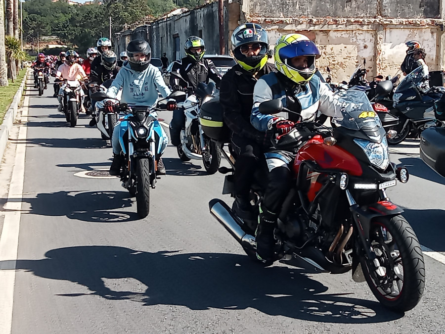 Medio millar de motos rugen "sin frenos" en A Pobra y se dejan sentir por la comarca