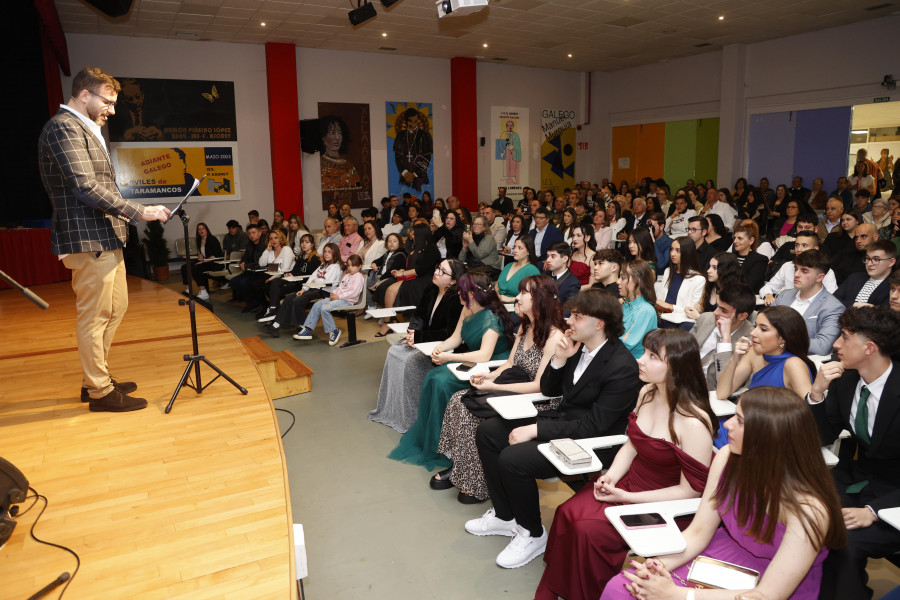 O IES Asorey de Cambados celebra a cerimonia de graduación do alumnado de Bacharelato
