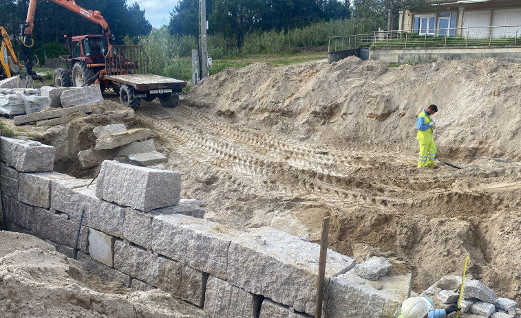 El Concello de Sanxenxo asume la reparación del muro desplomado por las lluvias en la playa de Canelas