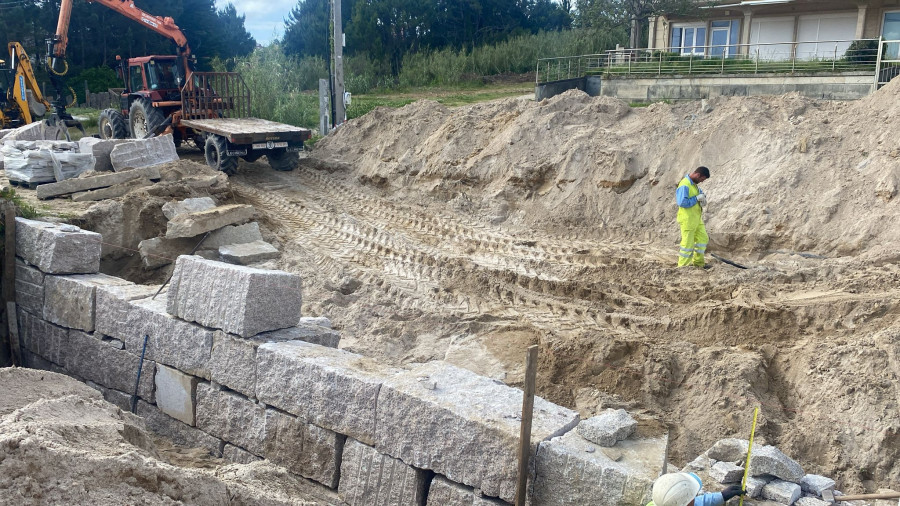 El Concello de Sanxenxo asume la reparación del muro desplomado por las lluvias en la playa de Canelas