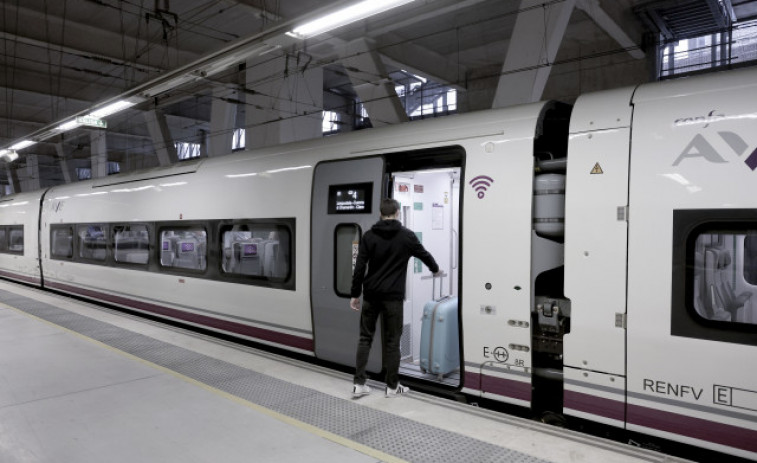 El primer AVE que sale de Vigo se queda parado más de dos horas en Ourense
