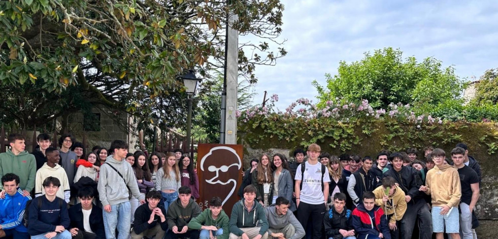 Alumnos del IES de Pontevedra siguen el rastro de Valle-Inclán en Vilanova