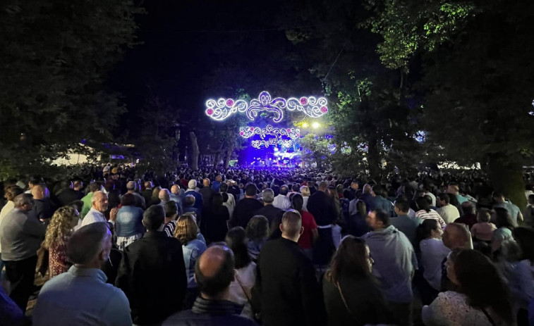 El Concello de Caldas licitará la iluminación de las fiestas de verano y la Navidad por 75.000 euros