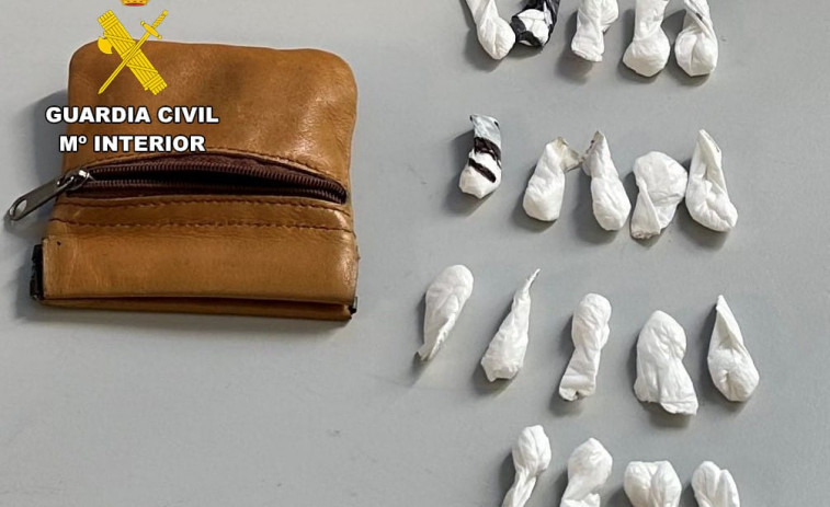 La Guardia Civil investiga el hallazgo de 19 bolsas con cocaína en un local de Aguiño
