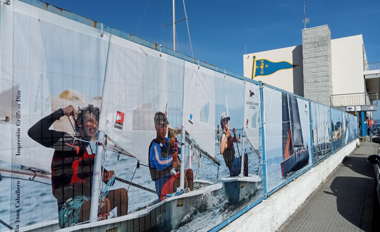 El Club Náutico Deportivo de Ribeira renueva la decoración de su marina seca con fotos de sus regatas y escuela de vela