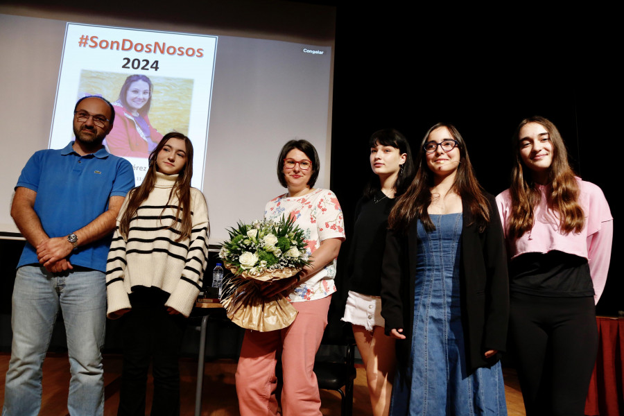 El Asorey entrega su “SonDosNosos” a la abogada y asesora cambadesa Susi Pérez Piñeiro