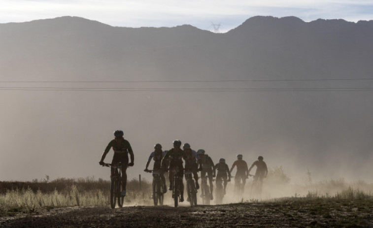 Tres ciclistas heridos en Calvos de Randín tras chocar contra un corzo