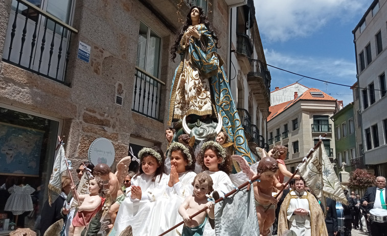 Ribeira mantiene viva la centenaria tradición de la procesión de las Hijas de María y recupera poco a poco su esplendor de antaño