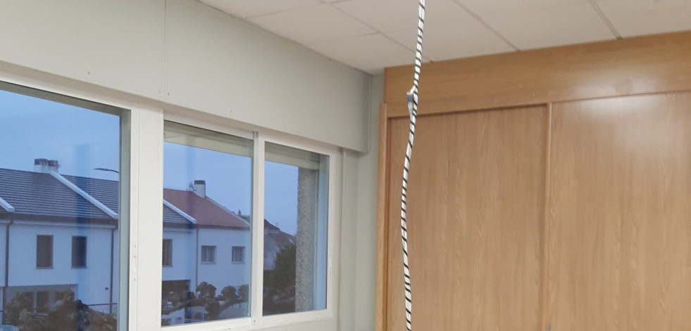 Chapucera imagen en el instituto de Carril: Cables cuelgan de techos de aulas y despachos desde hace un año