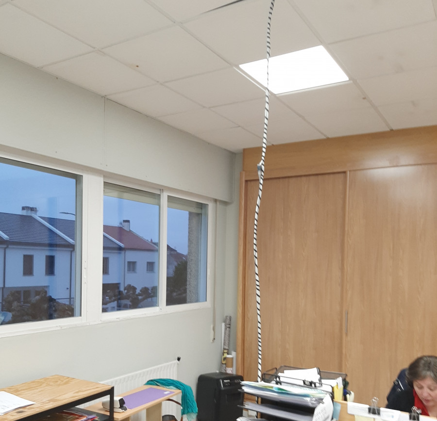 Chapucera imagen en el instituto de Carril: Cables cuelgan de techos de aulas y despachos desde hace un año
