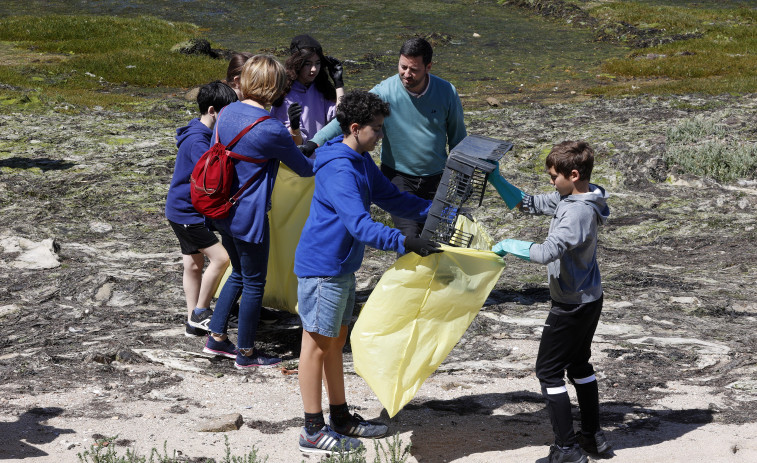 Un centenar de escolares de Cambados se unen contra la basuraleza en el Saco de Fefiñáns