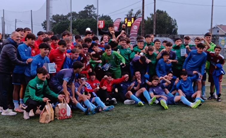 La Escola Deportiva Arousa levanta el trofeo del II Torneo Ediños Santa Rita
